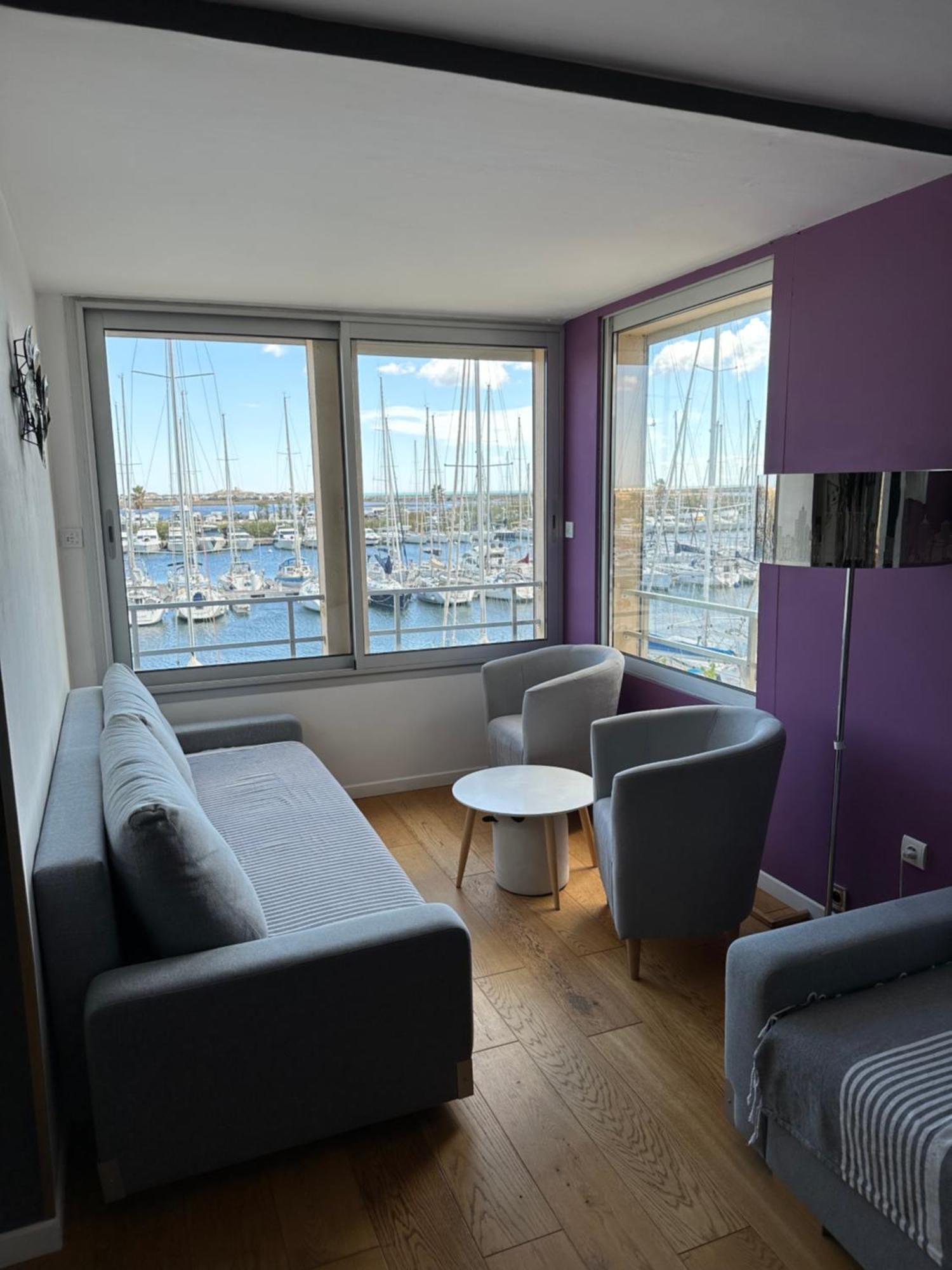 Pleine Vue Sur Port *